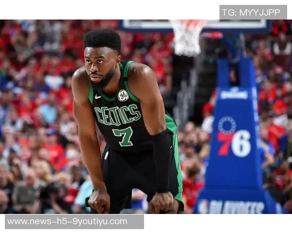 杰伦布朗左腿筋紧张状态不明绿军官方宣布回归存疑