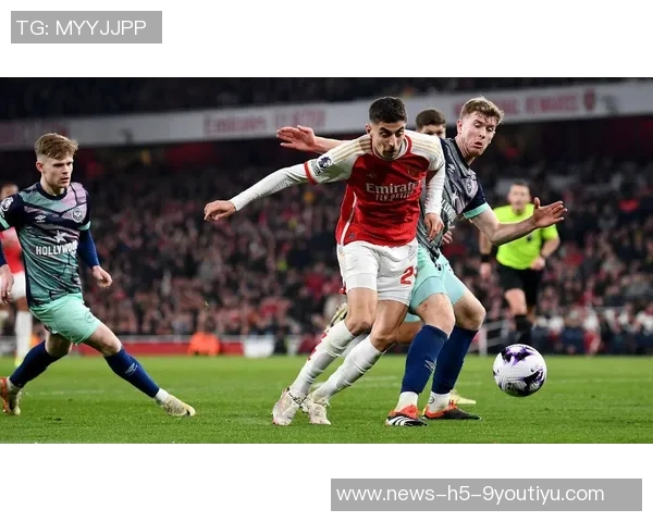 阿森纳球员提前布局拦截战术在中场线前的精彩表现